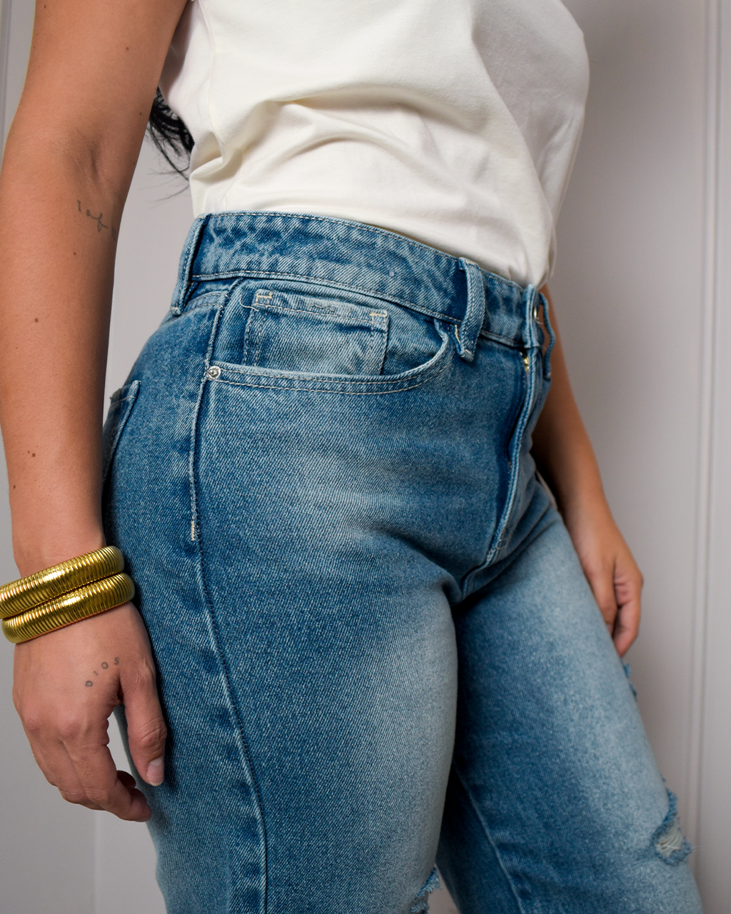 Jean Mom Fit Rígido Azul Medio Rotos -INN6094
