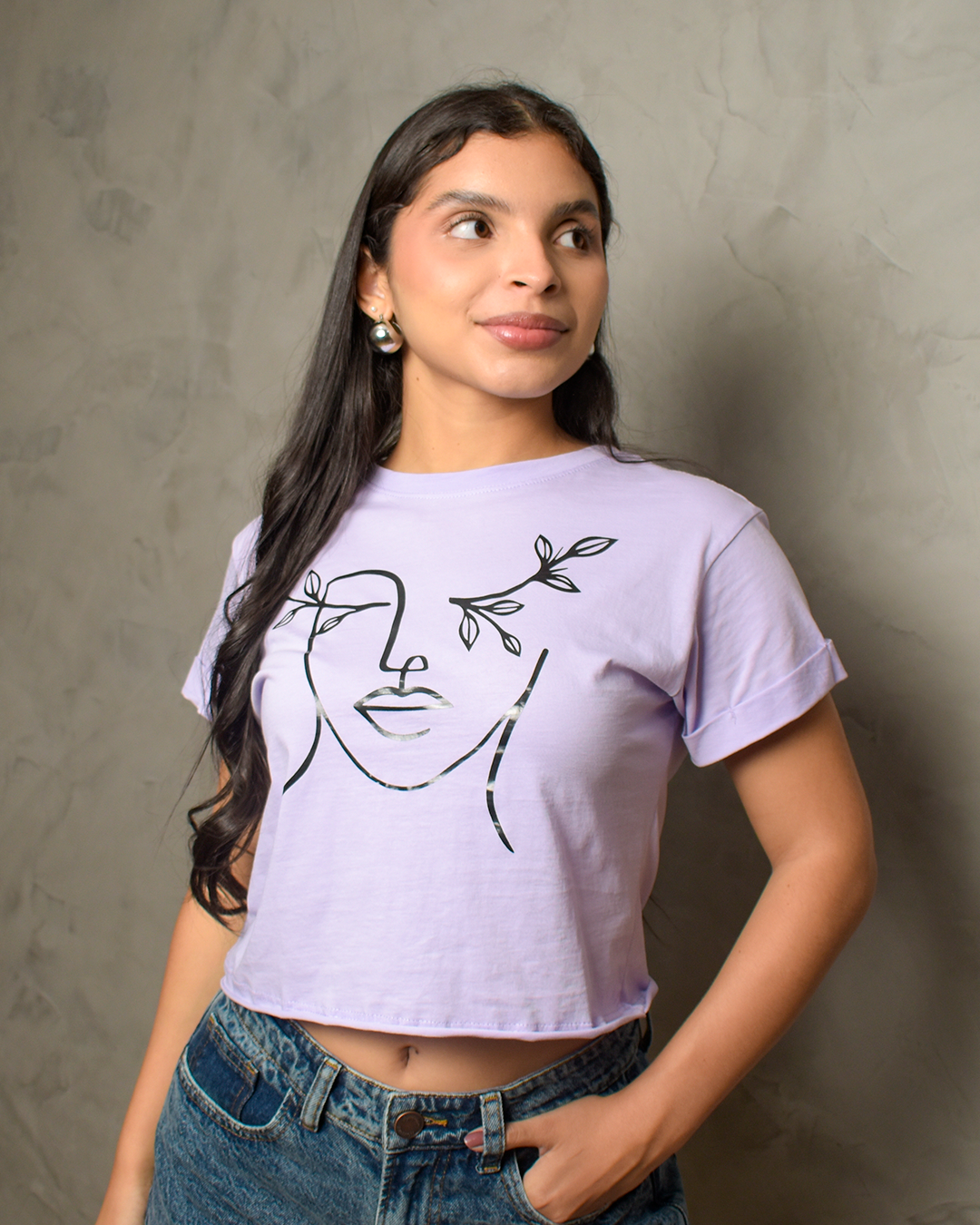 Camiseta Crop Lila Estampado Rostro Lineal Hojas -TUENTI-02