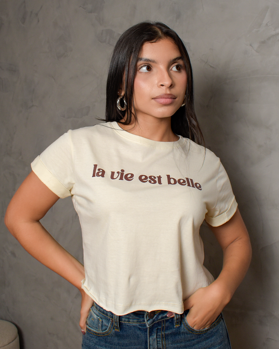 Camiseta Crop Beige Estampado Frase La Vie Est Belle -TUENTI-02