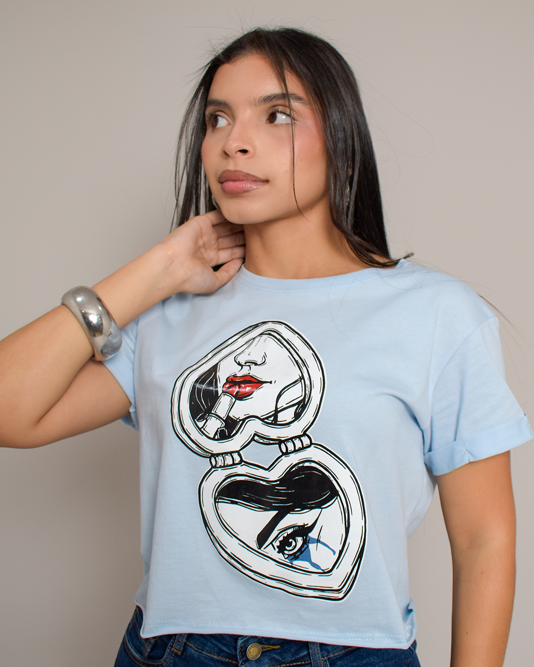 Camiseta Crop Azul Claro Estampado Rostro Corazón -TUENTI-02