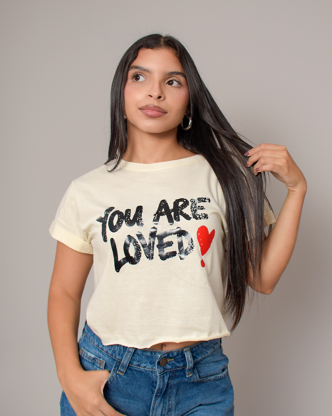 Camiseta Crop Beige Estampado Frase You Are Loved -TUENTI-02