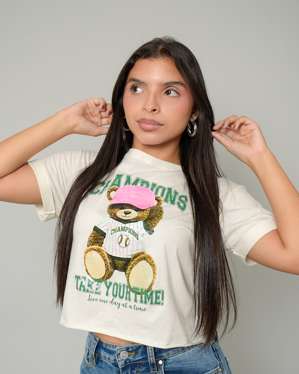 Camiseta Crop Beige Estampado Oso Champions -TUENTI-02